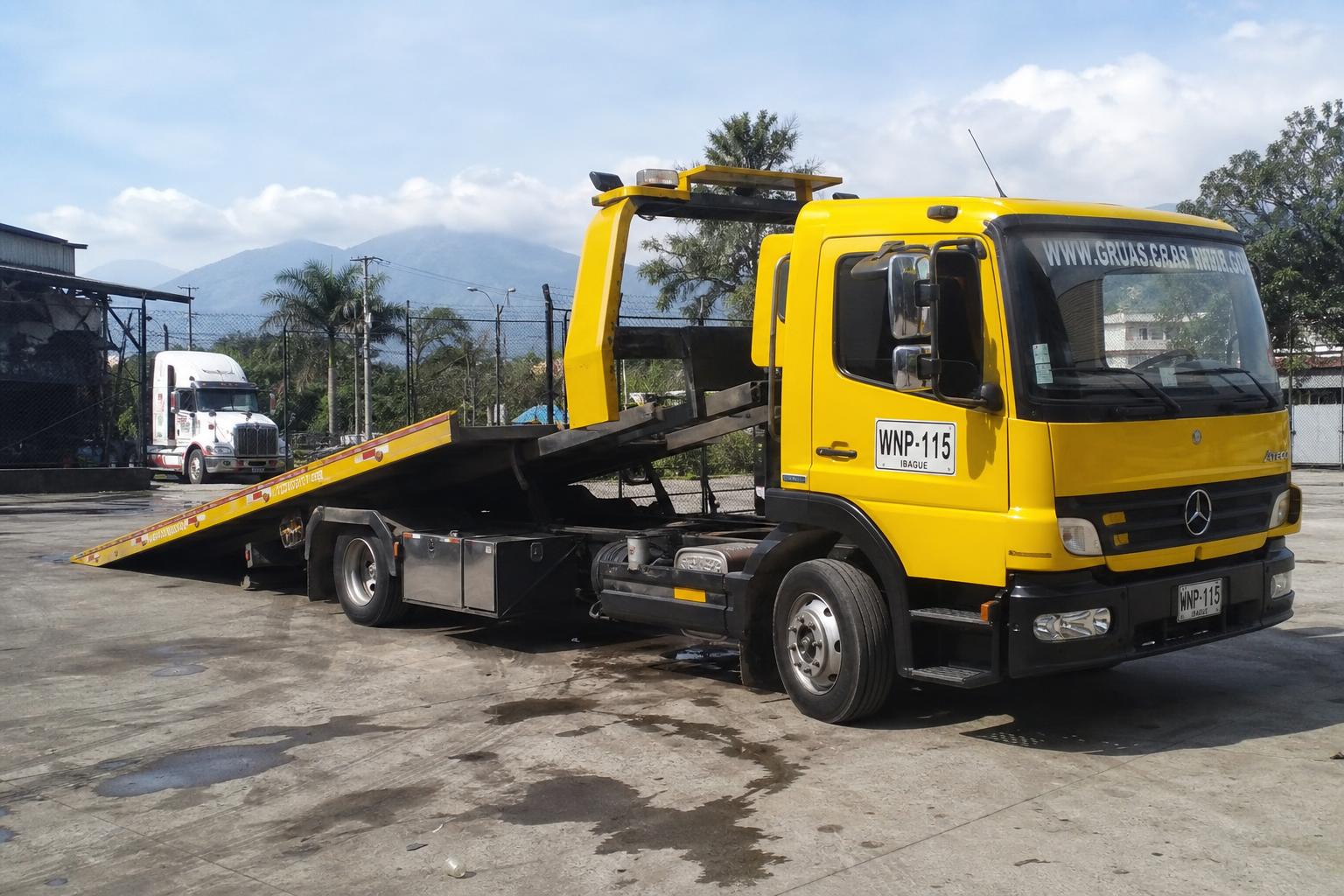 Grúa Sierra en carretera del Tolima